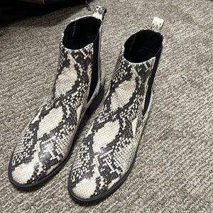 Perfect condition Steve Madden snakeskin booties